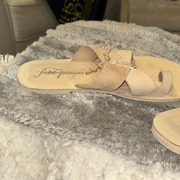 Leather light cream tan sandals with a tie that can be used to adjust width. - Picture 1 of 5